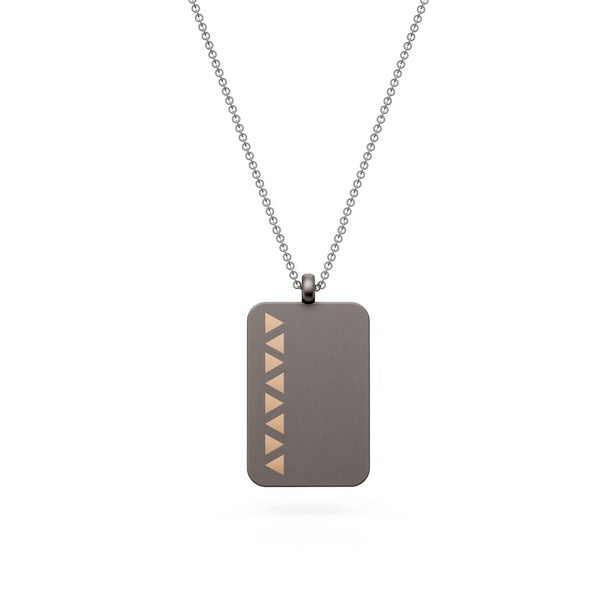World Diamond Group collana con piastrina in titanio grigio e inserti triangolari in oro rosa 18k GD007O3GR