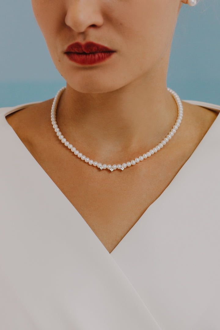 Comete Freshwater Pearl Necklace in Gold and Diamonds FWQ321