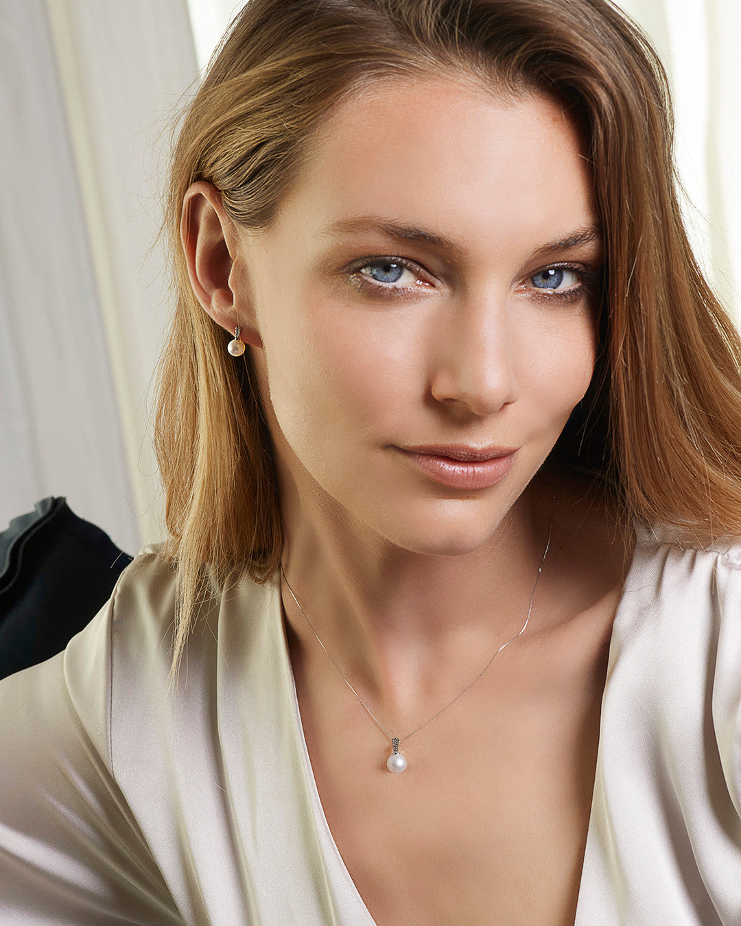 Comete Necklace with Pearl and White Diamonds GLP623