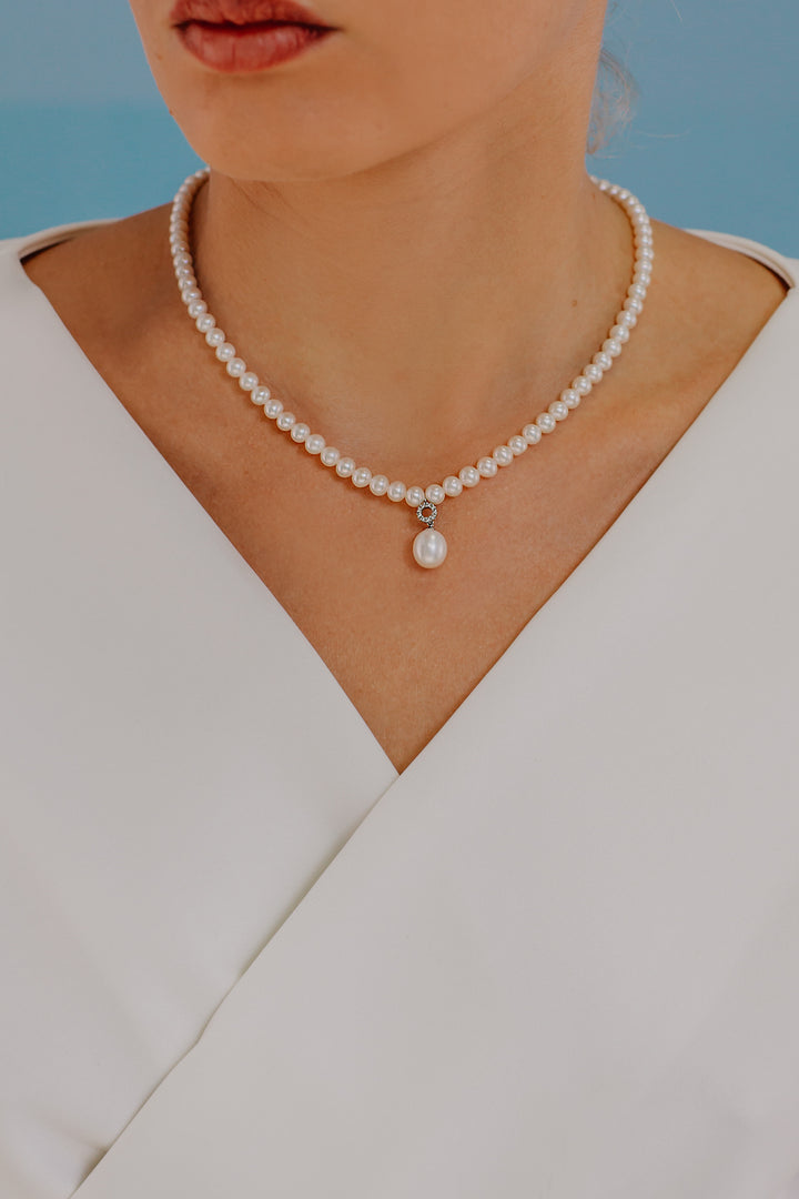 Comete Necklace Freshwater Pearl Strand in Gold and Diamonds FWQ133