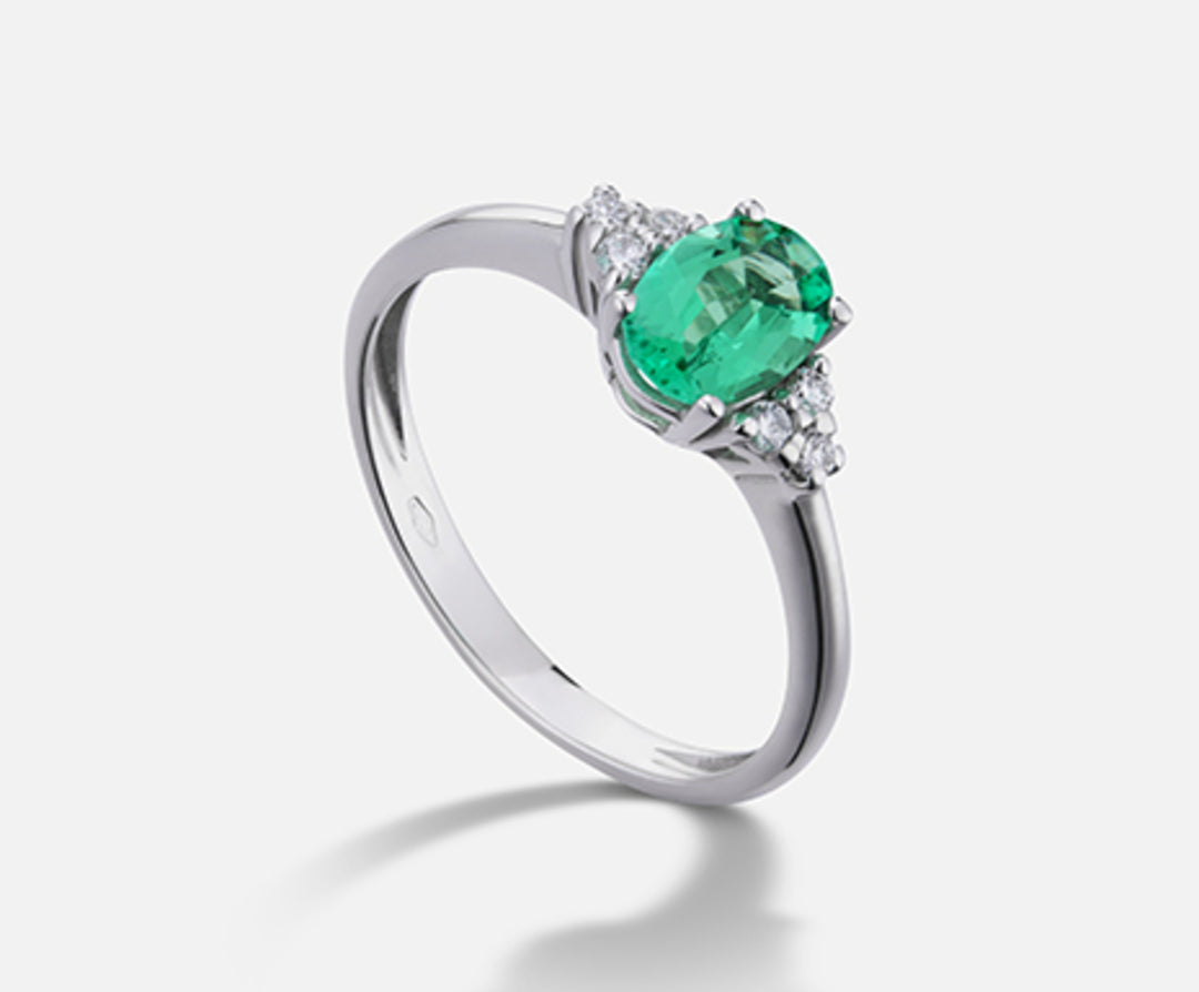 Nihama an 18k oval emerald 7x5 ct.0.60 dia ct.0.09 NA5112O4BE