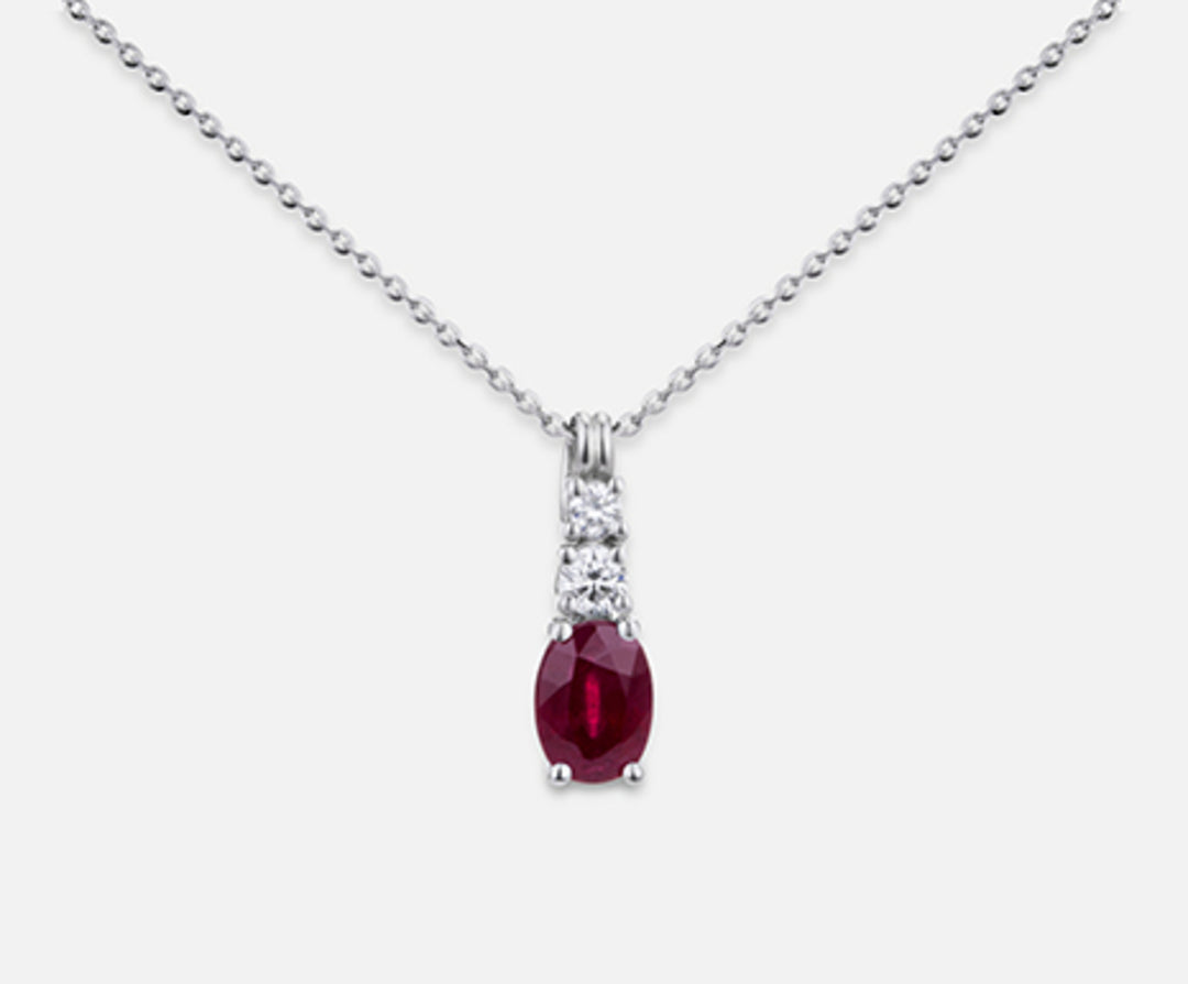 Mikiko, ovaler Rubin, 18 Karat, 7 x 5 ct. 0,90, Durchmesser ct. 0,15 MD5056O4RBC