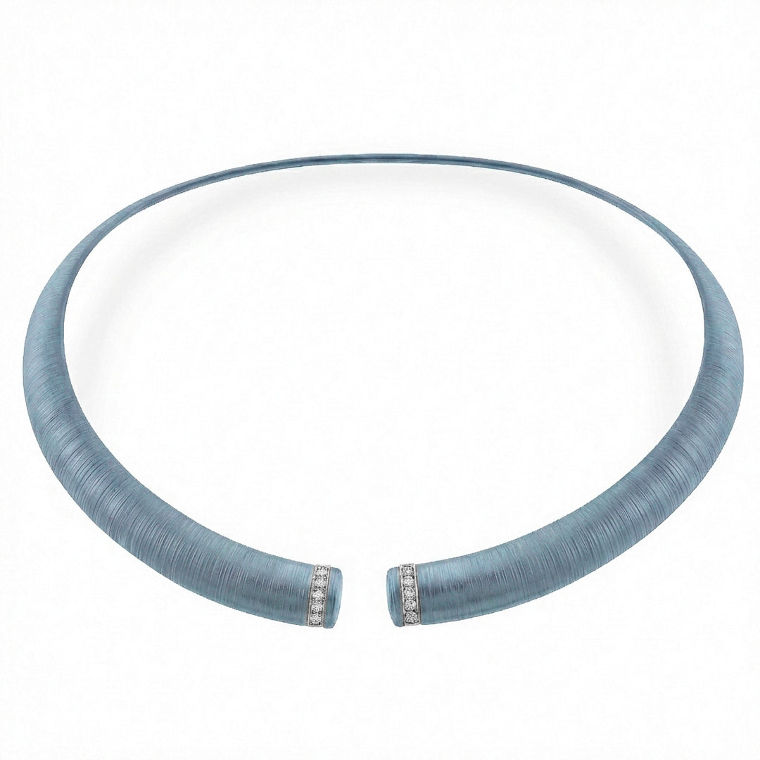 Golay-Halsband aus strukturiertem hellblauem Titan mit Elementen aus 18 Karat Weißgold, besetzt mit Diamanten, mittlere Größe GD013O4DIAZTX_M