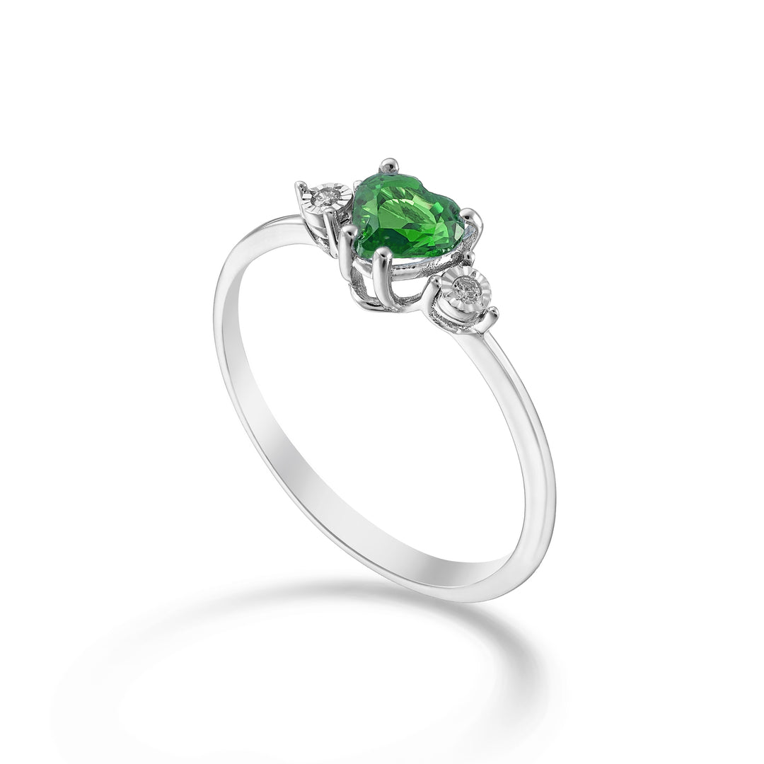 Nihama an 18k emerald 5x5 heart and side diamonds NA5215O4BE