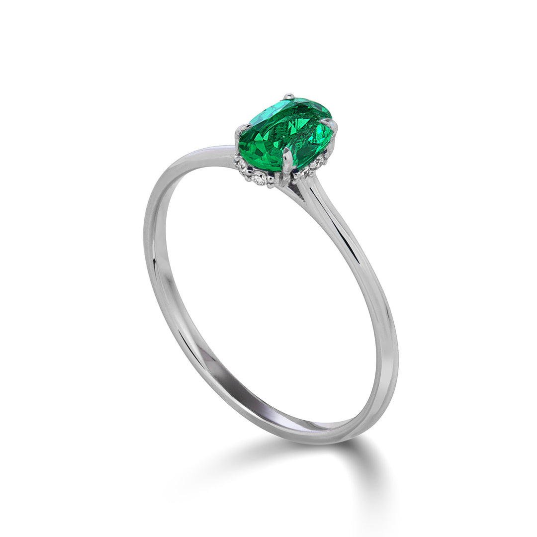 Mikiko une émeraude ovale 18 carats 5x4 sertie de diamants MA5218O4BE