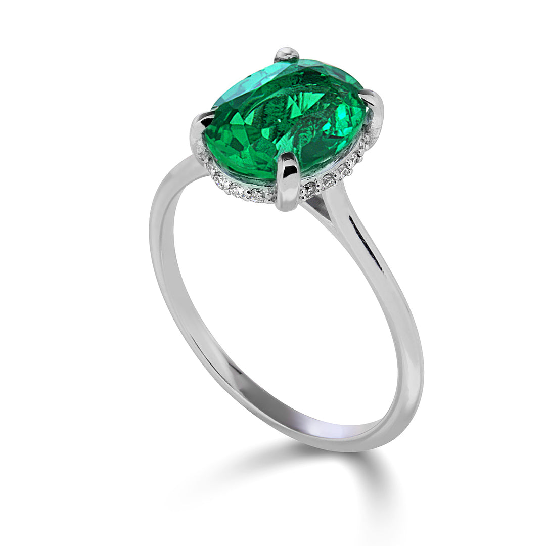 Nihama une émeraude ovale 18 carats 10x8 sertie de diamants NA5222O4BE