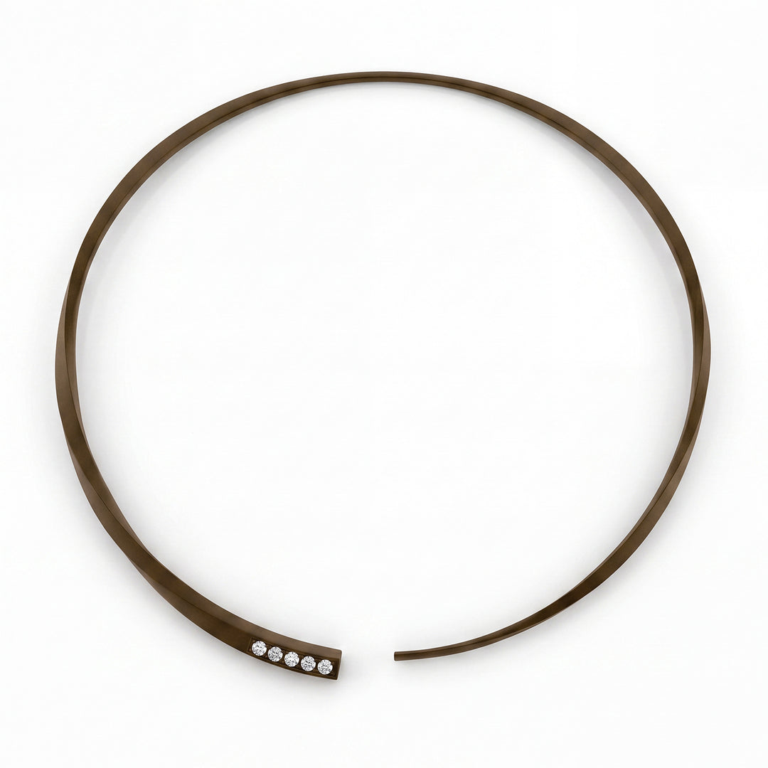 Golay collana in titanio marrone con cinque diamanti sull&
