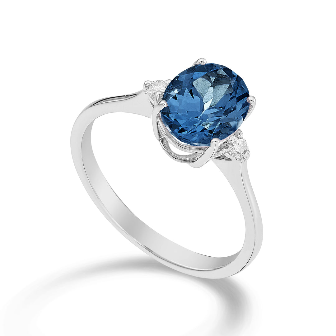 Mikiko une topaze bleue de Londres ovale 18 carats 7x9 ct.2,00 diam. 0,08 ct MA5143O4TPBL