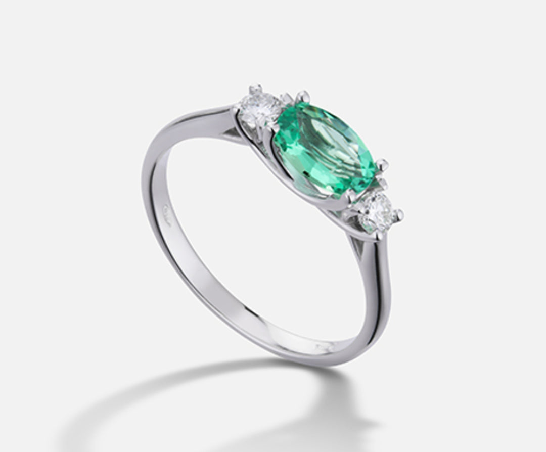 Mikiko an 18k oval emerald 7x5 ct.0.60 dia ct.0.16 MA5113O4BE
