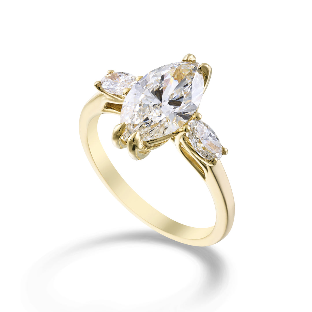 X-Diamond un laboratoire de 18 carats g.d.tot. 2,45 ct, cen marquise 2,05 ct et ovales latéraux 5x3 0,40 ct XXDAPU123O1MQBI245