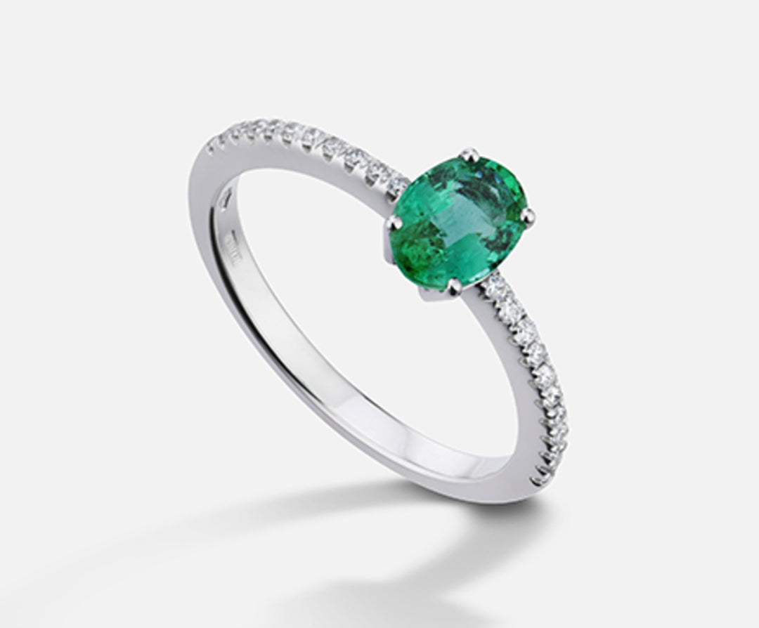 Mikiko, ein ovaler Smaragd aus 18 Karat, 7x5 ct.0,60 Durchm. ct.0,13 MA5104O4BE