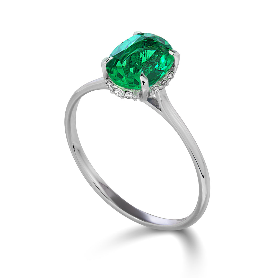 Nihama une émeraude ovale 18 carats 8x6 sertie de diamants NA5220O4BE