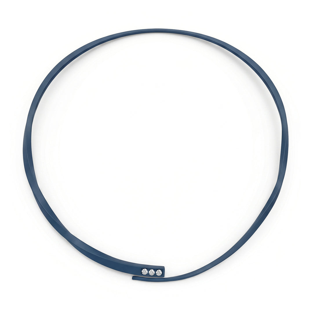 Collier Golay en titane bleu avec trois diamants sur l&