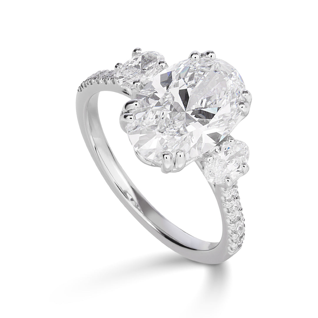 X-Diamond un laboratoire de 18 carats g.d. ct. 3,64 au total, ovale central 3,10 ct, deux ovales latéraux et tige en retrait 0,54 ct XXDAPU111O4OVBI364