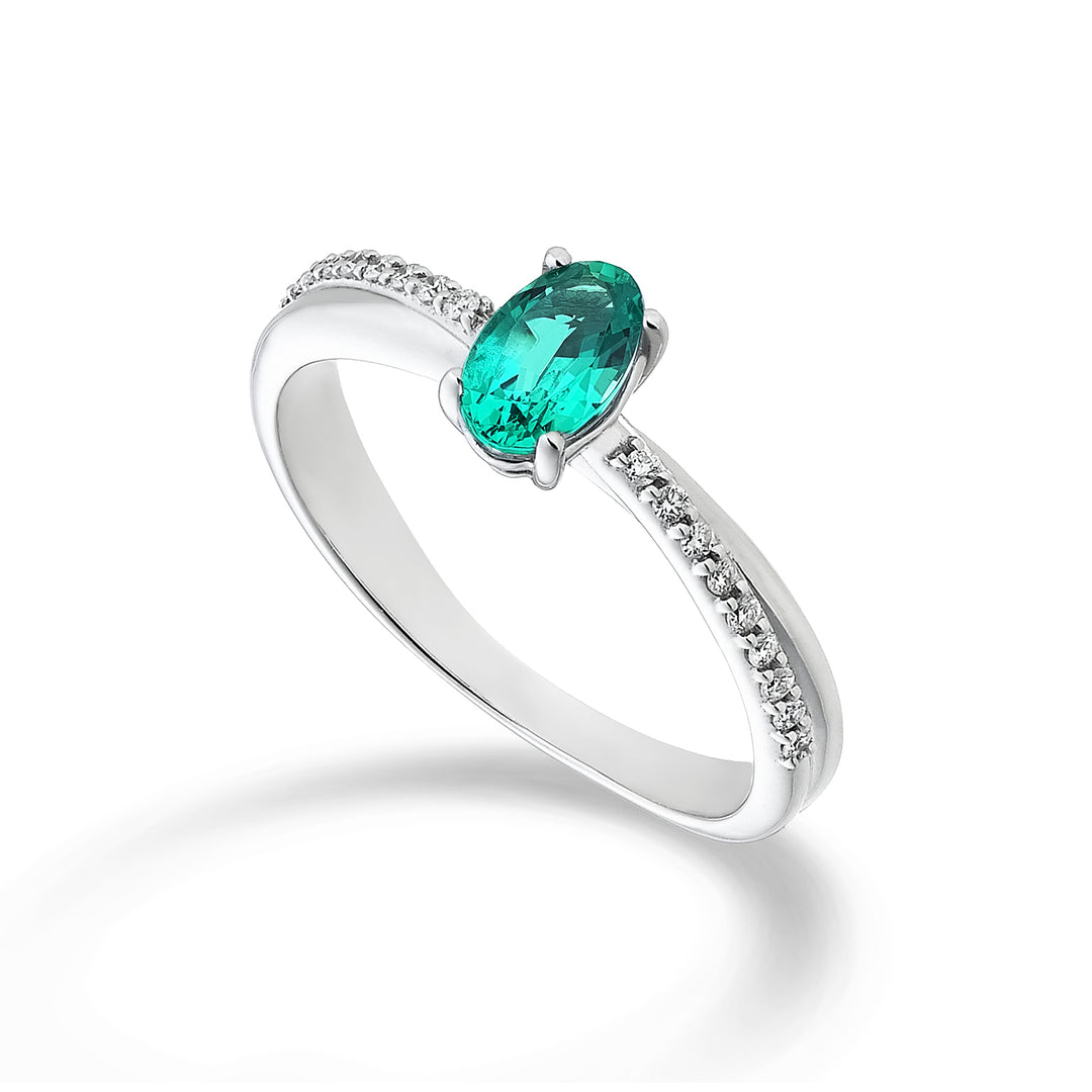 Mikiko, ein 18 Karat ovaler Smaragd mit 6 x 4 ct. 0,30 Durchm. ct.0,07 MA5103O4BE