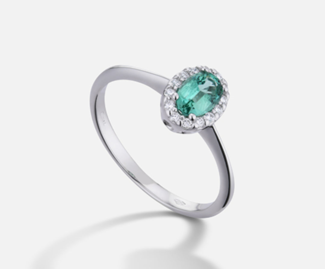 Mikiko, ein ovaler Smaragd aus 18 Karat, 6x4 ct.0,30 dia ct.0,09 MA5115O4BE